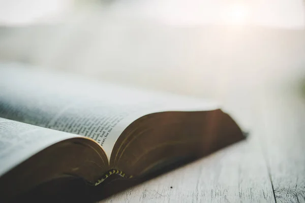 Metin eklemek için kişiselleştirilebilir alanı olan bir yazı masasının üstündeki açık incili kapat