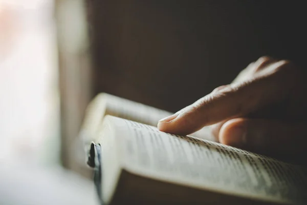 Primer Plano Las Manos Mujer Mientras Lee Biblia — Foto de Stock