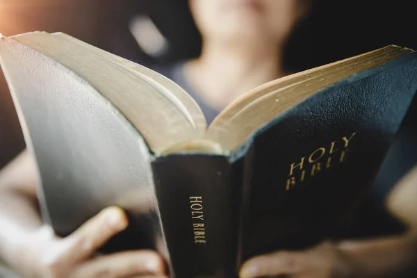 Primer Plano Las Manos Mujer Sostienen Leen Biblia Interior Con — Foto de Stock