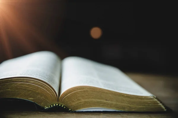 Den Heliga Bibeln Ett Träbord Kristendomen Som Begrepp Heliga Bibelns — Stockfoto