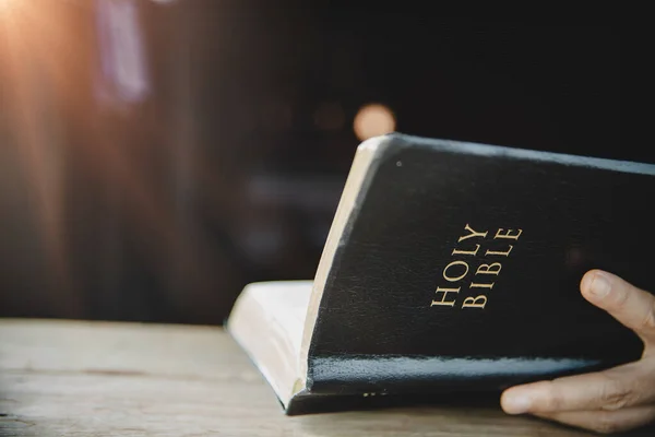 Primer Plano Las Manos Mujer Sostienen Leen Biblia Interior Con — Foto de Stock