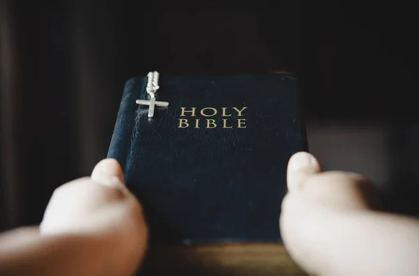 Close Das Mãos Menina Que Tem Deus Está Segurando Bíblia — Fotografia de Stock