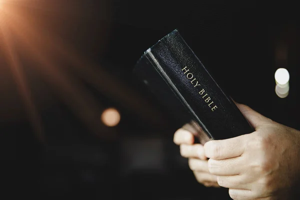 Mujer Sosteniendo Biblia Las Manos Negro Con Espacio Copia —  Fotos de Stock