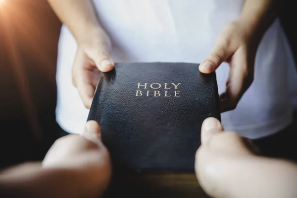 Vrouwelijke Handen Die Bijbel Geven Iemand Evangeliseren Evangelie — Stockfoto