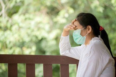 Hıristiyanlar evde birlikte destek olmak ve teşvik etmek için dua ediyorlar..