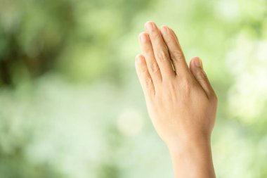 Dua eden eller dine ve Tanrı 'ya olan inançla kutsanmış arka plan. Umudun gücü ya da sevgi ve adanmışlığın karanlıkta fotokopi alanı, metin için boşluk.