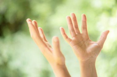 Dua eden eller dine ve Tanrı 'ya olan inançla kutsanmış arka plan. Umudun gücü ya da sevgi ve adanmışlığın karanlıkta fotokopi alanı, metin için boşluk.