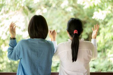 Anne ve kızı birlikte destek olmak için dua ediyorlar..