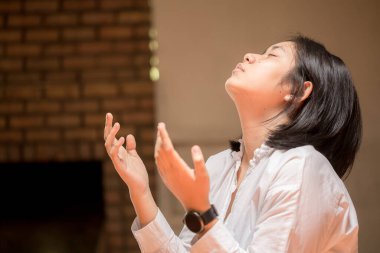 Hıristiyanlar evde birlikte destek olmak ve teşvik etmek için dua ediyorlar..