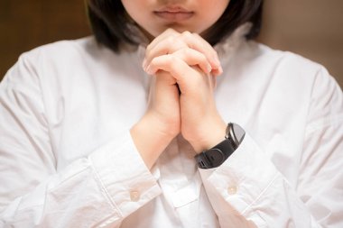 İnançlı dualar, Tanrı 'ya ibadet etmek için katlanmış eller. Din, inanç, dua ve maneviyat kavramı.