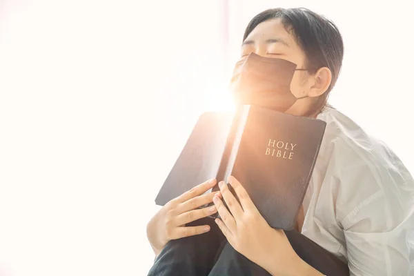 Mujer Religiosa Joven Con Mascarilla Protectora Orando Dios Por Ayuda — Foto de Stock