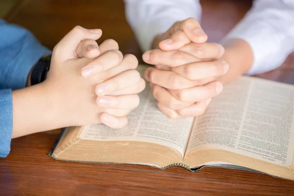 Manos Dobladas Oración Sobre Una Santa Biblia Concepto Iglesia Para — Foto de Stock