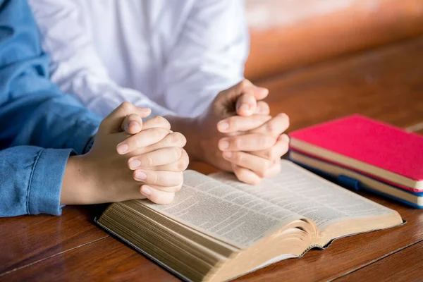 Ruce Složené Modlitbě Bibli Svaté Církevní Koncepci Pro Víru Spiritualitu — Stock fotografie