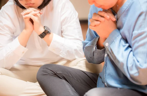 Dos Personas Cristianas Están Orando Para Animar Apoyar Juntos Casa — Foto de Stock