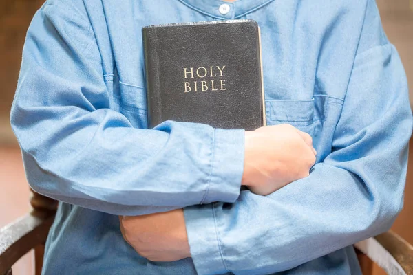 Mano Mujer Con Biblia Orando Las Manos Dobladas Oración Sobre — Foto de Stock