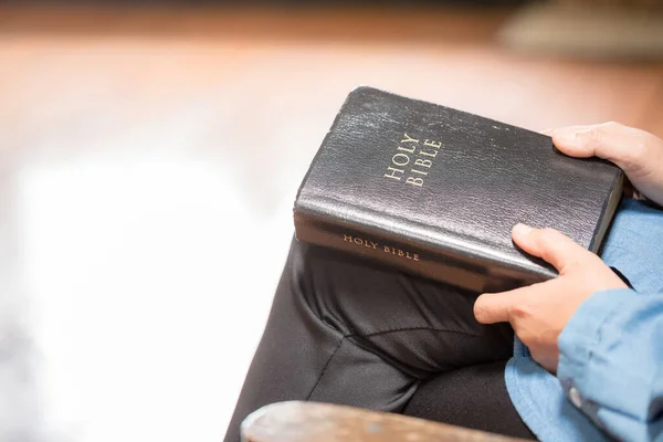 Mano Mujer Con Biblia Orando Las Manos Dobladas Oración Sobre — Foto de Stock