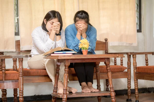 Madre Hija Están Orando Para Animar Apoyar Juntos — Foto de Stock