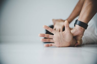 Tecavüz ve cinsel taciz kavramı bir kadın el ele tutuşarak adam el yakın çekim.