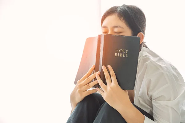 Christliches Teenager Mädchen Hält Bibel Ihren Händen Die Bibel Lesen — Stockfoto