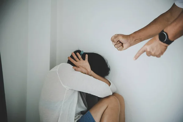 Agresión Familia Hombre Golpeando Esposa Concepto Violencia Doméstica —  Fotos de Stock