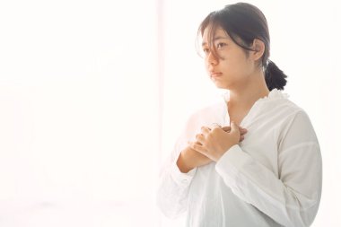 Kız elleri Tanrı 'ya dua ediyor. Genç kadın daha iyi bir hayat dilemek için Tanrı 'ya dua ediyor. Onlar bağışlanma dilerler, iyiliğe inanırlar. Hristiyan hayatı kriz duası.