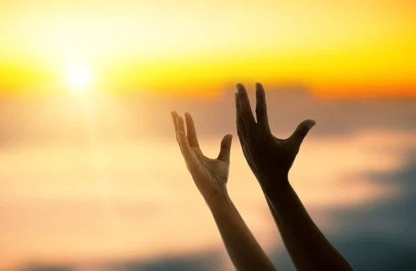 Rezar Mãos Homem Pelas Bênçãos Seu Deus Pôr Sol Pessoas — Fotografia de Stock