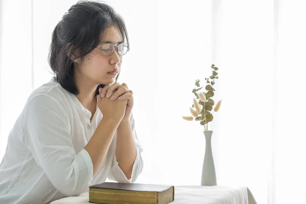 Meisje Blijf Thuis Bid Aanbid God Gebed Meisje Aanbidden Bidden — Stockfoto