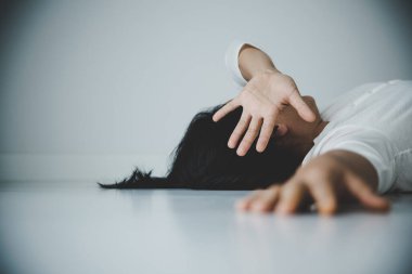 Depresyonda olan genç bir kadın, aile içi şiddet, yerde dövülmüş ve tecavüze uğramış.