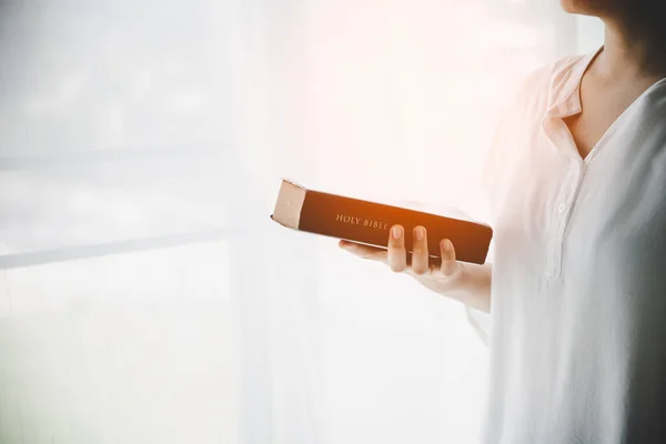 Adolescente Cristã Tem Bíblia Nas Mãos Conceito Espiritualidade Religião Paz — Fotografia de Stock