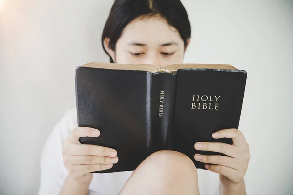 Chica Leyendo Sagrada Biblia Cerca — Foto de Stock