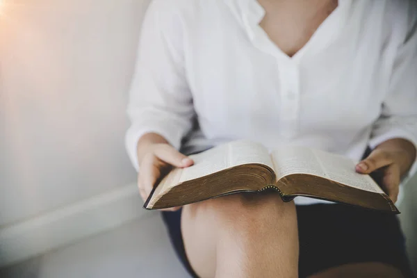 Ragazza Che Legge Dalla Sacra Bibbia Vicino — Foto Stock