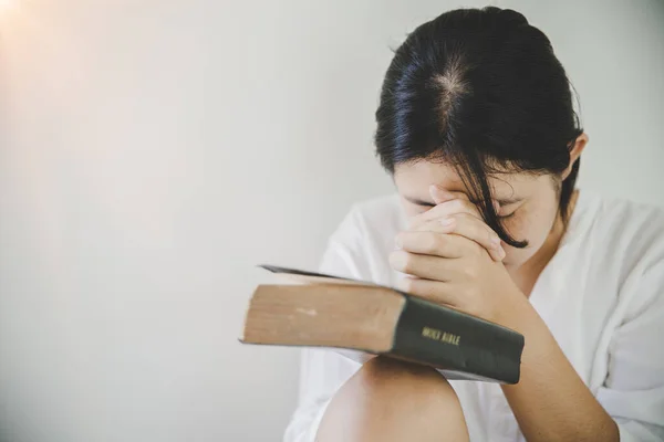 Dívka Modlitba Bibli Svaté Církevním Pojetí Pro Víru Spiritualitu Náboženství — Stock fotografie
