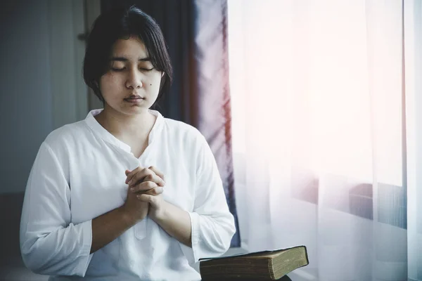 Χριστιανική Κρίση Ζωής Προσευχή Στο Θεό Νεαρή Γυναίκα Προσεύχεται Για — Φωτογραφία Αρχείου