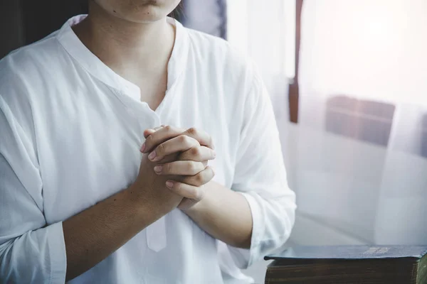 Hristiyan Hayatı Tanrı Dua Etmek Genç Kadın Daha Iyi Bir — Stok fotoğraf