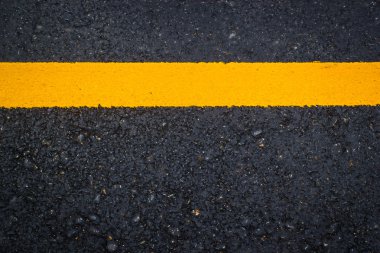Yeni asfalt doku sarı çizgili
