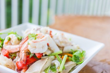 Kalamar baharatlı salata, Tay deniz ürünleri