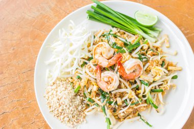 Tayland yemeği, Tayland yemeği, karidesli erişte kızartması.