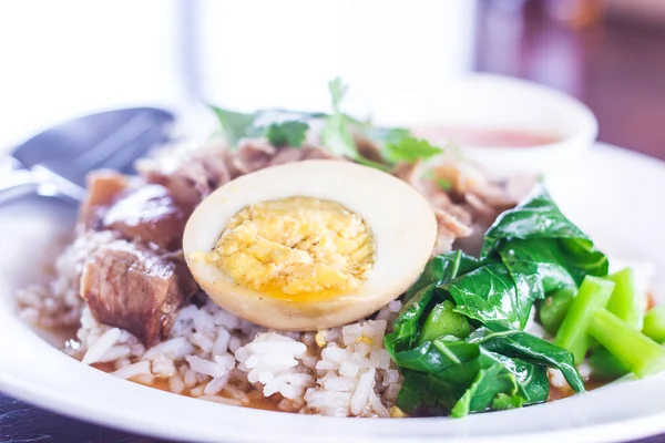 Meat curry with rice, selective focus. — Stock Photo, Image