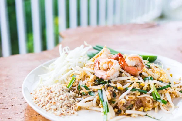 Тайська їжа Pad Thai , Смажена локшина з креветками — стокове фото