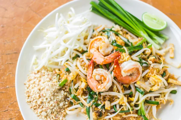 Comida tailandesa Almohadilla tailandesa, Revuelve los fideos fritos con camarones — Foto de Stock