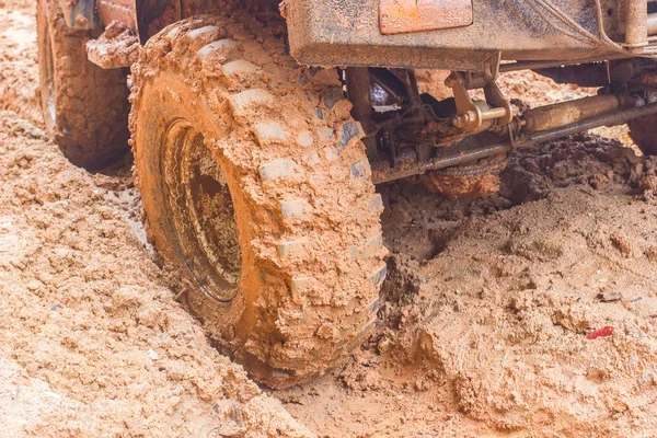 Крупный план колеса в грязи . — стоковое фото
