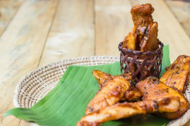 Ahşap tabak - kızarmış dilimlenmiş muz