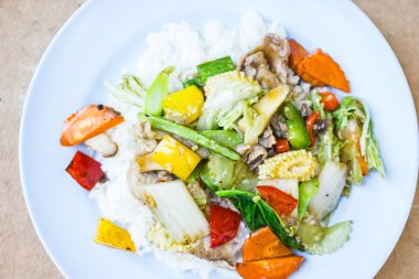 Tayland usulü kızarmış pirinç.