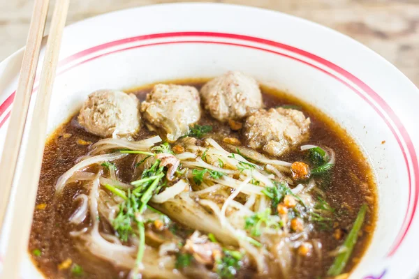 Voorkant van Pho Tai stijl noodlesoep met groenten op tafel — Stockfoto