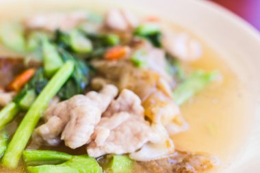  Kalın soslu taze pirinç unu eriştesi.