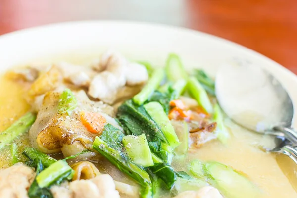 Stir-fried Fresh rice-flour noodles in thick sauce — Stock Photo, Image