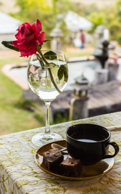 Sabah kahve ile kek pasta.