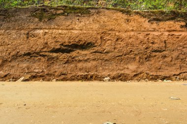 Toprak yol bölümünü.