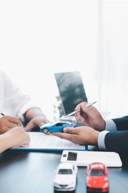 Araç modeli, otomobil finansmanı, kiralama, sigorta ya da satın alma anlaşması, iş görüşmesi ve finansal planlama gibi konuları gösteren bir dağıtıcı ile araba kredisi sözleşmesi imzalayan müşteri. otomatik finans.