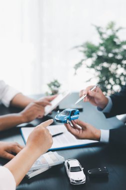 Araç modeli, otomobil finansmanı, kiralama, sigorta ya da satın alma anlaşması, iş görüşmesi ve finansal planlama gibi konuları gösteren bir dağıtıcı ile araba kredisi sözleşmesi imzalayan müşteri. otomatik finans.